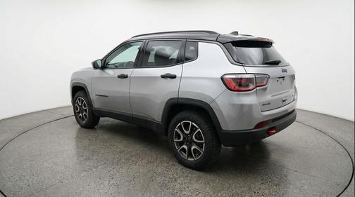 Silver Zynith Metallic Clearcoat 2025 Jeep Compass Trailhawk