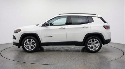 Bright White Clearcoat 2025 Jeep Compass Latitude