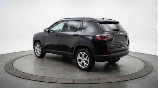 Diamond Black Crystal Pearlcoat 2025 Jeep Compass Latitude