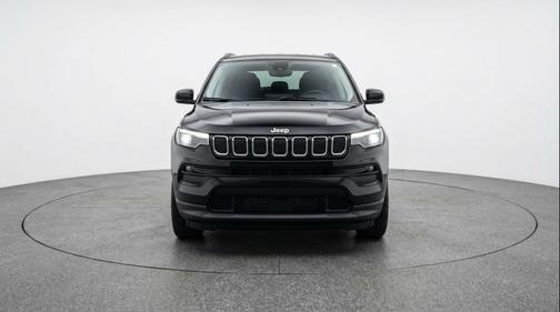 Diamond Black Crystal Pearlcoat 2025 Jeep Compass Latitude