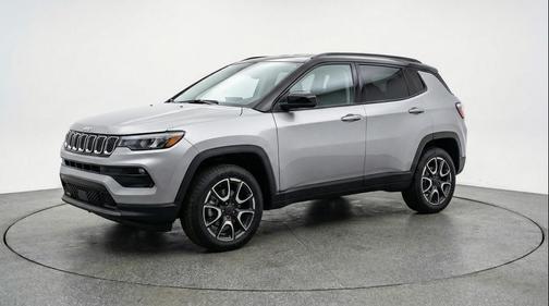 Silver Zynith Metallic Clearcoat 2025 Jeep Compass Trailhawk