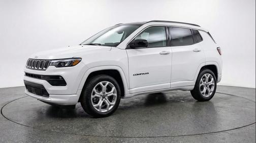 Bright White Clearcoat 2025 Jeep Compass Latitude
