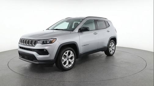 Silver Zynith Metallic Clearcoat 2025 Jeep Compass Latitude