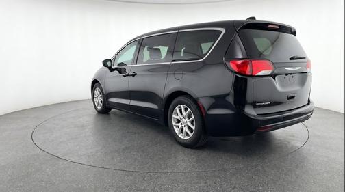 Diamond Black Crystal Pearlcoat 2024 Chrysler Voyager LX