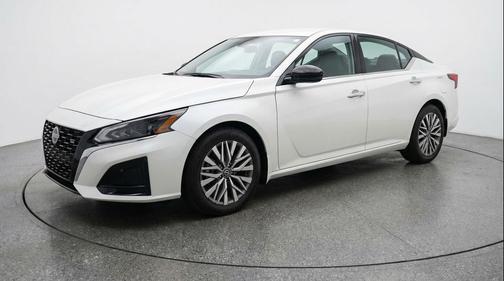 Glacier White 2025 Nissan Altima SV FWD