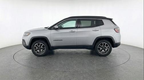 Silver Zynith Metallic Clearcoat 2025 Jeep Compass Trailhawk