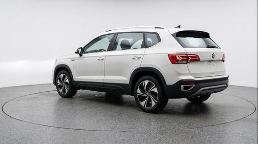Pure White 2026 Volkswagen Taos SE