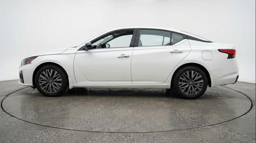Glacier White 2025 Nissan Altima SV FWD