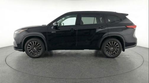 Midnight Black Metallic 2025 Toyota Highlander LE