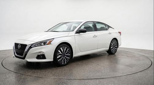 Glacier White 2025 Nissan Altima SV FWD