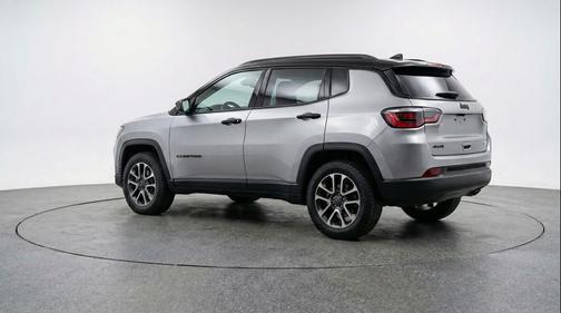Silver Zynith Metallic Clearcoat 2025 Jeep Compass Trailhawk
