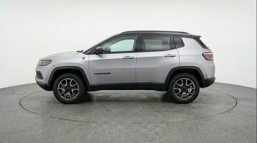 Silver Zynith Metallic Clearcoat 2025 Jeep Compass Trailhawk