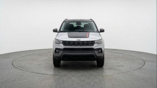 Silver Zynith Metallic Clearcoat 2025 Jeep Compass Trailhawk