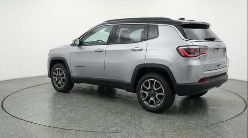 Silver Zynith Metallic Clearcoat 2025 Jeep Compass Trailhawk