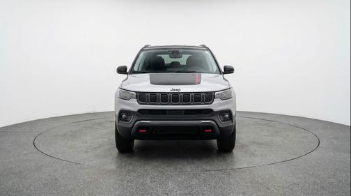 Silver Zynith Metallic Clearcoat 2025 Jeep Compass Trailhawk