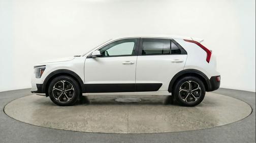 Snow White Pearl 2026 Kia Niro LX