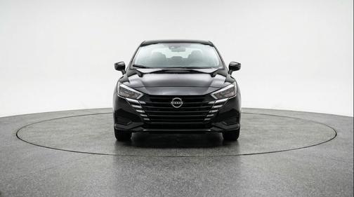 Super Black 2025 Nissan Versa 1.6 SV