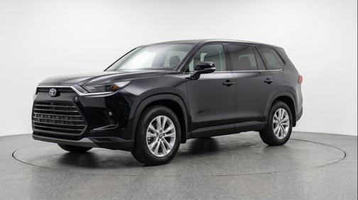 Midnight Black Metallic 2025 Toyota Highlander LE