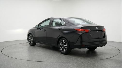 Super Black 2025 Nissan Versa 1.6 SV