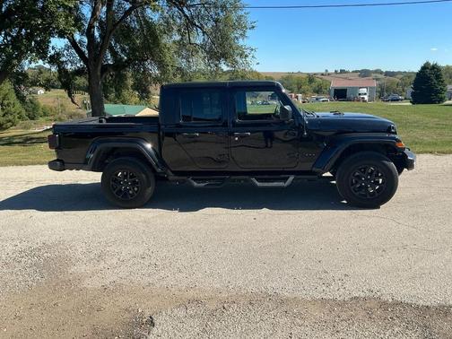 2022 Jeep Gladiator Sport S