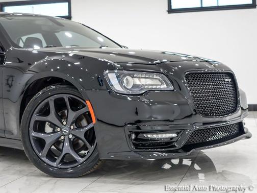 Gloss Black 2023 Chrysler 300 Touring