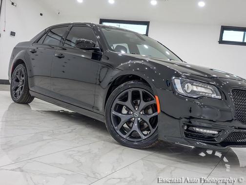 Gloss Black 2023 Chrysler 300 Touring