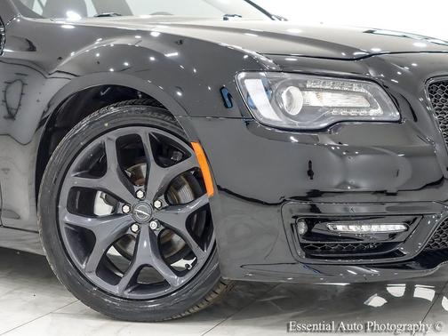Gloss Black 2023 Chrysler 300 Touring