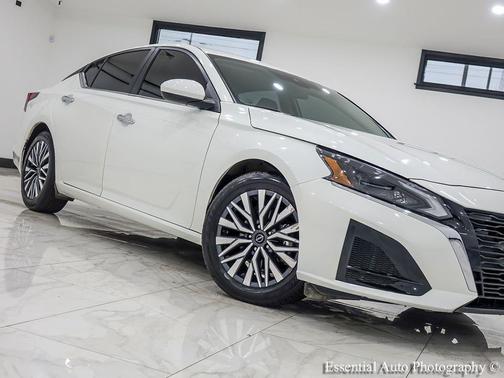 Pearl White Tricoat 2023 Nissan Altima 2.5 SV