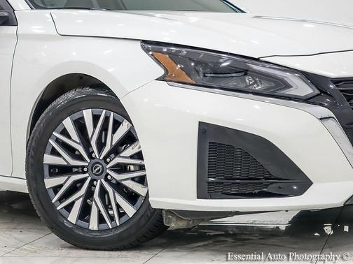 Pearl White Tricoat 2023 Nissan Altima 2.5 SV