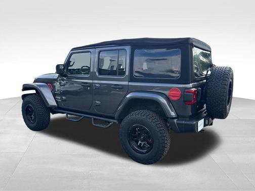 Granite Crystal Metallic Clearcoat 2018 Jeep Wrangler Unlimited Sahara