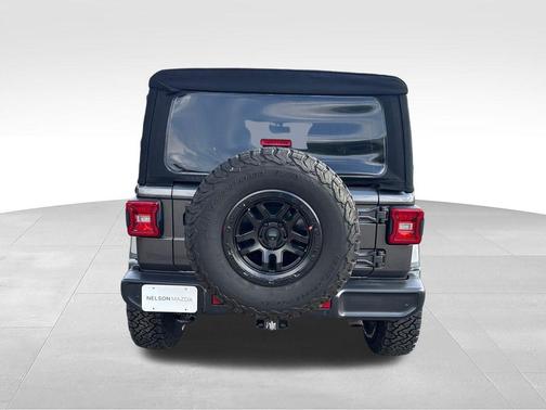 Granite Crystal Metallic Clearcoat 2018 Jeep Wrangler Unlimited Sahara