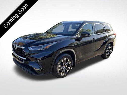 Midnight Black Metallic 2022 Toyota Highlander Hybrid XLE