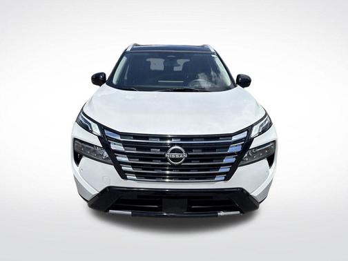 Everest White Pearl/Super Black 2024 Nissan Rogue Platinum
