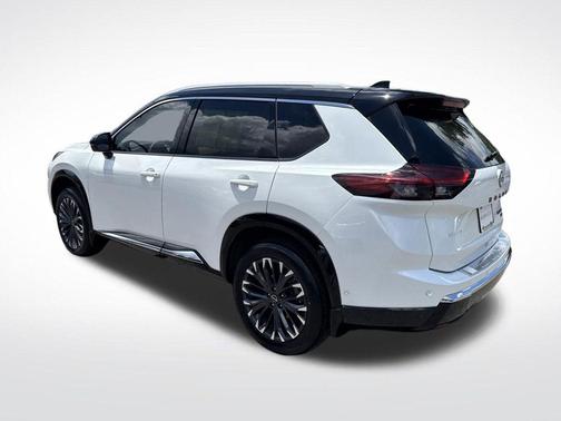 Everest White Pearl/Super Black 2024 Nissan Rogue Platinum