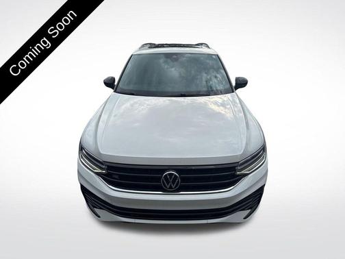 White Pearl 2022 Volkswagen Tiguan 2.0T SE R-Line Black