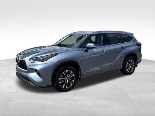 Moon Dust 2021 Toyota Highlander Hybrid XLE