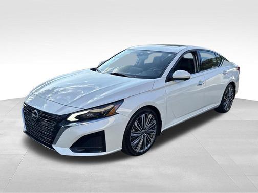 Pearl White Tricoat 2023 Nissan Altima 2.5 SL