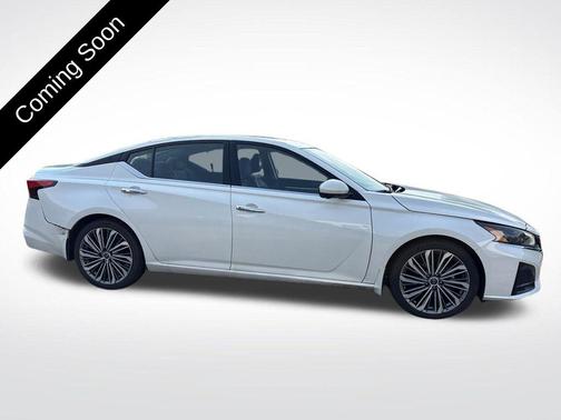 Pearl White Tricoat 2023 Nissan Altima 2.5 SL