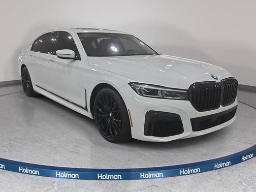 Mineral White Metallic 2022 BMW M760 xDrive