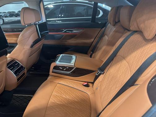 Mineral White Metallic 2022 BMW M760 xDrive