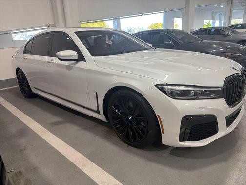 Mineral White Metallic 2022 BMW M760 xDrive