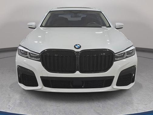 Mineral White Metallic 2022 BMW M760 xDrive