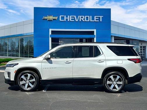 Iridescent Pearl Tricoat 2023 Chevrolet Traverse LT Leather