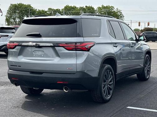Sterling Gray Metallic 2023 Chevrolet Traverse RS