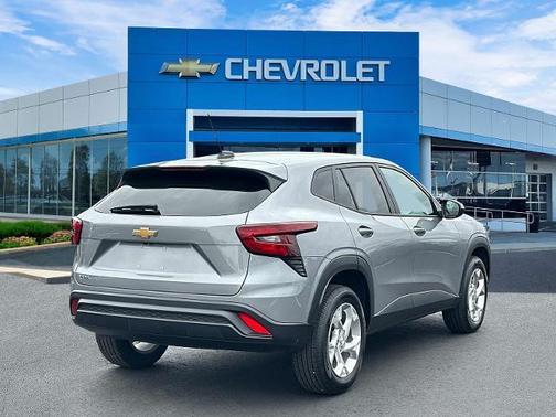 Sterling Gray Metallic 2024 Chevrolet Trax LS