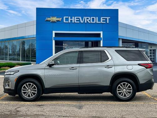 Sterling Gray Metallic 2023 Chevrolet Traverse LT Cloth