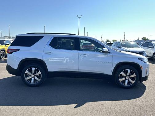 Iridescent Pearl Tricoat 2023 Chevrolet Traverse LT Leather