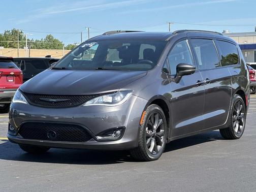 Beige 2020 Chrysler Pacifica Limited