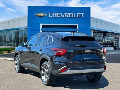 Mosaic Black Metallic 2024 Chevrolet Trax LT