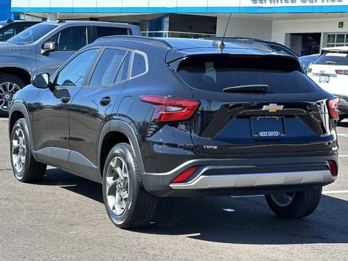 Mosaic Black Metallic 2024 Chevrolet Trax LT